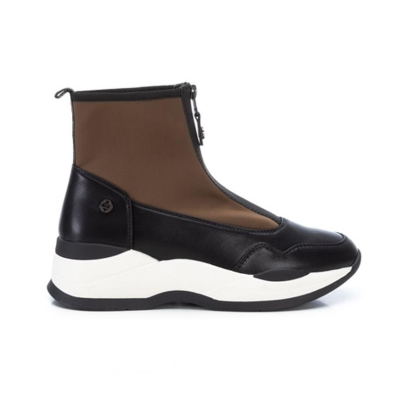 Charmoso e confortável, este botim desportivo é fabricado com tecido elástico, estilo meia, combinado com material que imita a pele. Adapta-se a qualquer look e vai deixar os seus pés muito mais confortáveis. Leve, flexível e com sola de borracha antiderrapante de 5 cm, este modelo foi pensado nas necessidades de todas as mulheres. Com fecho dianteiro e alça traseira para facilitar o calçar. Se não dispensa os jeans, use este modelo e dobre as barras da calça para realçar os seus pés.