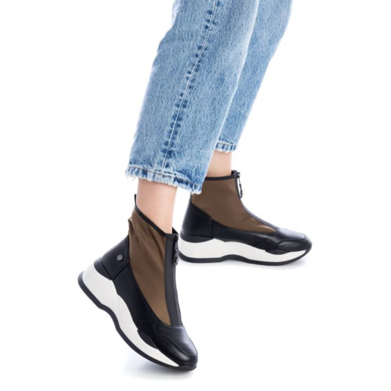 Charmoso e confortável, este botim desportivo é fabricado com tecido elástico, estilo meia, combinado com material que imita a pele. Adapta-se a qualquer look e vai deixar os seus pés muito mais confortáveis. Leve, flexível e com sola de borracha antiderrapante de 5 cm, este modelo foi pensado nas necessidades de todas as mulheres. Com fecho dianteiro e alça traseira para facilitar o calçar. Se não dispensa os jeans, use este modelo e dobre as barras da calça para realçar os seus pés.