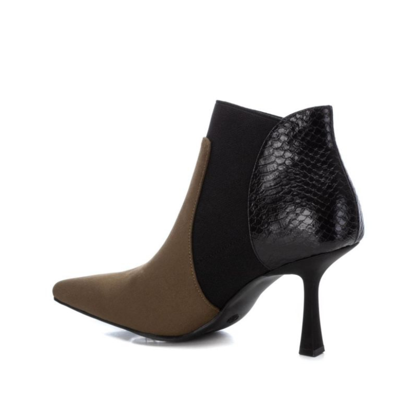 Prático e charmoso, o botim de salto alto vai fazê-la esbanjar beleza a cada passo. A tendência verde dá uma dose extra de sofisticação à sua produção. Combina com saias, vestidos e calças para usar tanto no trabalho quanto em momentos mais formais que pedem um toque de elegância.