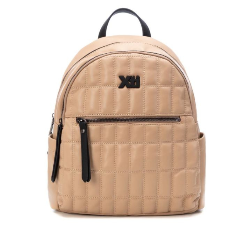 Prática e elegante, a mochila combina muito bem com looks casuais e é a companheira perfeita de viagens. O espaço que precisa, numa mochila de design acolchoado. Fecho com zíper, alças ajustáveis e bolso externo á frente e nas costas.