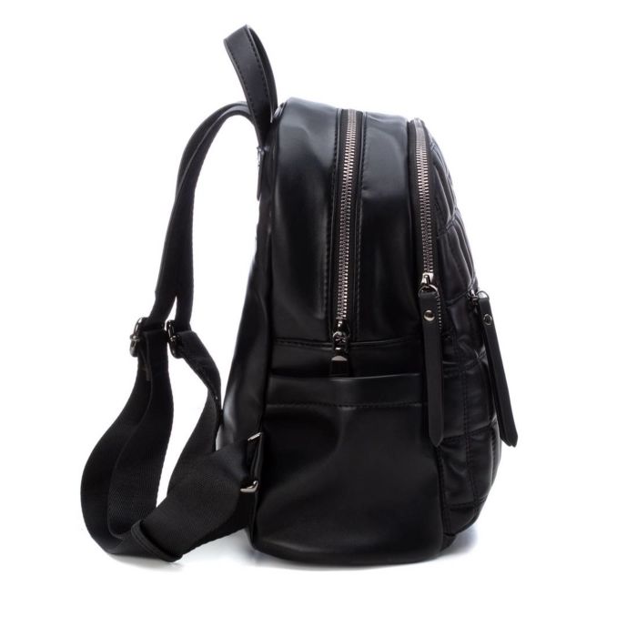 Prática e elegante, a mochila combina muito bem com looks casuais e é a companheira perfeita de viagens. O espaço que precisa, numa mochila de design acolchoado. Fecho com zíper, alças ajustáveis e bolso externo á frente e nas costas.