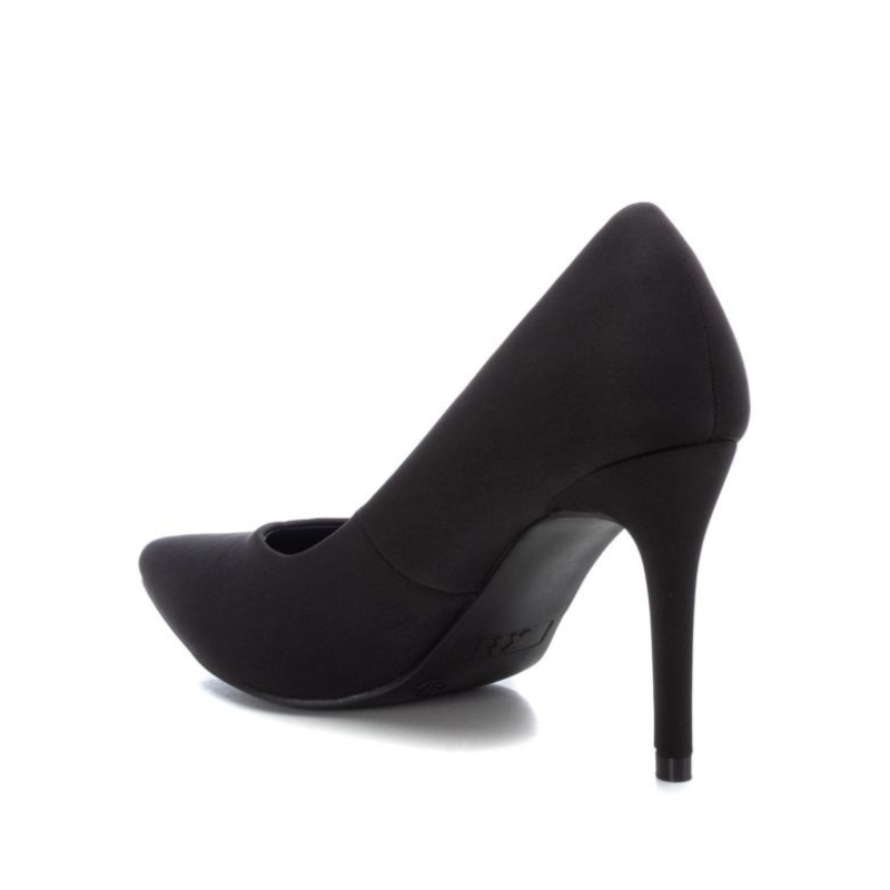 Moderno e prático, o stiletto complementa o seu look com perfeição. O acabamento confortável e a sola antiderrapante garantem mais segurança ao caminhar. É ideal para usar com peças que deixem seu tornozelo à mostra, como saias e vestidos. Para as mulheres que não dispensam os jeans, use esse modelo e dobre as barras da calça para realçar os seus pés.