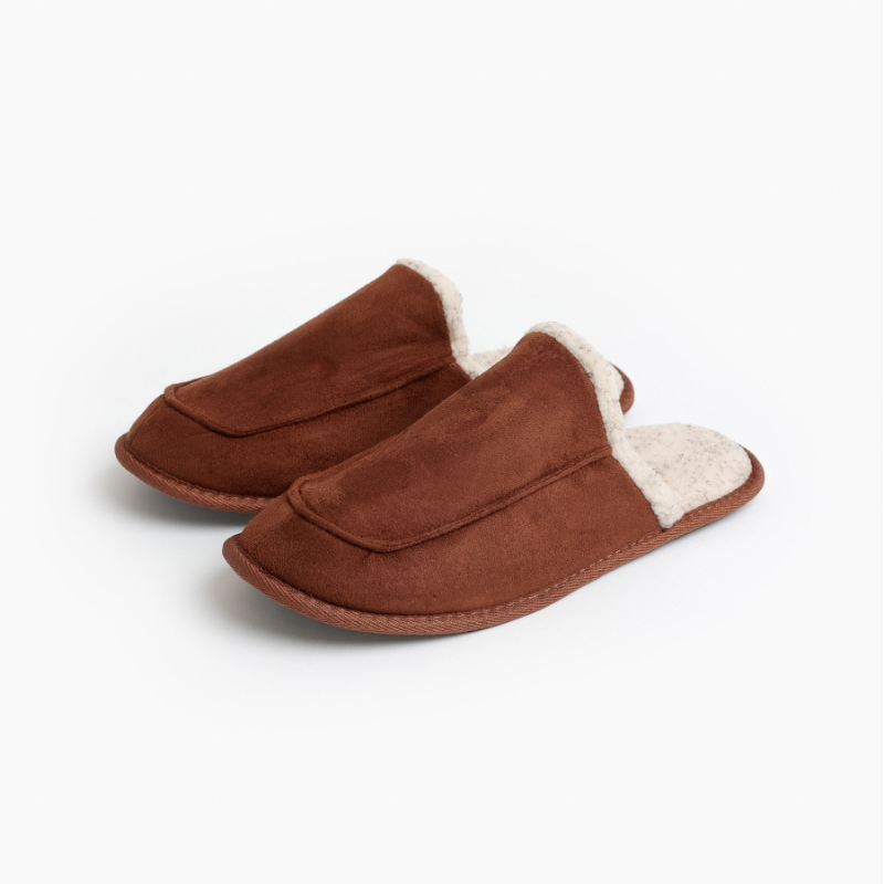 Descubra o conforto supremo com estes chinelos de quarto em castanho, perfeitos para os momentos de relaxamento em casa.

Confeccionados em material sintético de qualidade premium com acabamento em tons quentes de castanho, estes chinelos combinam estilo e funcionalidade num design atemporal. O interior apresenta um forro branco macio e acolhedor que proporciona uma sensação de conforto imediato, mantendo os pés aquecidos durante todo o dia.