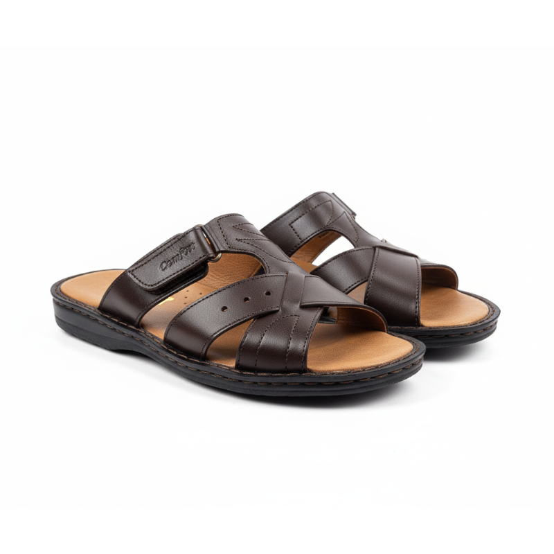 Fabricado em pele, este chinelo masculino combina o conforto de um calçado casual com a elegância discreta de um acabamento premium. As três tiras largas em pele castanha escura, com detalhe de furos e fecho em velcro ajustável, garantem um ajuste seguro e personalizado ao pé.