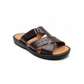 Fabricado em pele, este chinelo masculino combina o conforto de um calçado casual com a elegância discreta de um acabamento premium. As três tiras largas em pele castanha escura, com detalhe de furos e fecho em velcro ajustável, garantem um ajuste seguro e personalizado ao pé.