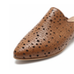 Com um design que equilibra sofisticação e conforto, esta mule plana em couro camel é uma peça de carácter inconfundível.&nbsp;

O cabedal em pele com recortes e padrão de perfurações circulares confere leveza e movimento ao modelo, enquanto a forma pontiaguda alonga a silhueta com elegância natural.