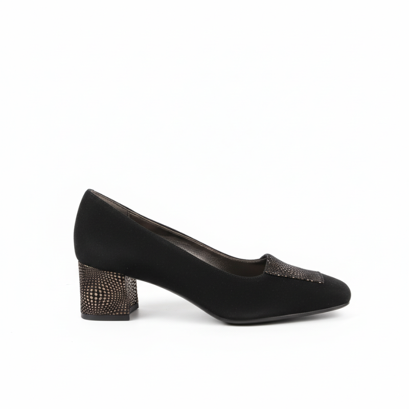 Descubra a elegância intemporal deste sapato de salto em camurça preta, uma peça essencial para a mulher sofisticada que valoriza o conforto sem comprometer o estilo.

Fabricado em camurça de alta qualidade, este modelo apresenta um acabamento luxuoso que complementa qualquer ocasião, desde o ambiente profissional até eventos noturnos especiais.