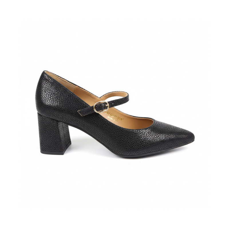 Este sapato estilo Mary Jane em couro texturizado preto é uma peça essencial que combina elegância clássica com detalhes contemporâneos.

Fabricado em couro de alta qualidade com textura granulada distintiva, este modelo oferece um acabamento luxuoso. O destaque deste sapato reside na sua fivela dourada elegante que atravessa o peito do pé, um detalhe refinado que eleva o design clássico a um novo patamar de sofisticação.