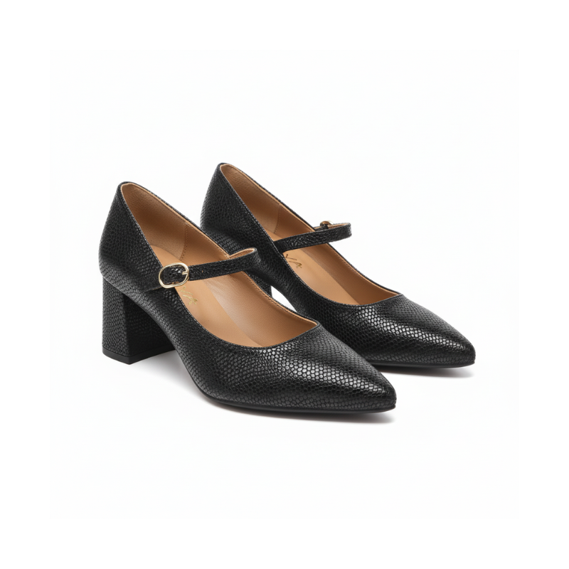 Este sapato estilo Mary Jane em couro texturizado preto é uma peça essencial que combina elegância clássica com detalhes contemporâneos.

Fabricado em couro de alta qualidade com textura granulada distintiva, este modelo oferece um acabamento luxuoso. O destaque deste sapato reside na sua fivela dourada elegante que atravessa o peito do pé, um detalhe refinado que eleva o design clássico a um novo patamar de sofisticação.