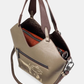 Esta carteira redefine o conceito de versatilidade com uma proposta única: duas carteiras numa só.

A bolsa principal impressiona pelo seu padrão artístico em tons de laranja, verde, bege e terracota, com uma textura trabalhada que evoca o espírito aventureiro e cosmopolita da coleção Odyssey. Os detalhes em metal gunmetal, a corrente com pendente em forma de nuvem e as alças em couro sintético castanho-escuro completam um visual rico e distinto.