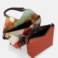 Esta carteira redefine o conceito de versatilidade com uma proposta única: duas carteiras numa só.

A bolsa principal impressiona pelo seu padrão artístico em tons de laranja, verde, bege e terracota, com uma textura trabalhada que evoca o espírito aventureiro e cosmopolita da coleção Odyssey. Os detalhes em metal gunmetal, a corrente com pendente em forma de nuvem e as alças em couro sintético castanho-escuro completam um visual rico e distinto.