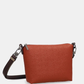 Esta carteira redefine o conceito de versatilidade com uma proposta única: duas carteiras numa só.

A bolsa principal impressiona pelo seu padrão artístico em tons de laranja, verde, bege e terracota, com uma textura trabalhada que evoca o espírito aventureiro e cosmopolita da coleção Odyssey. Os detalhes em metal gunmetal, a corrente com pendente em forma de nuvem e as alças em couro sintético castanho-escuro completam um visual rico e distinto.