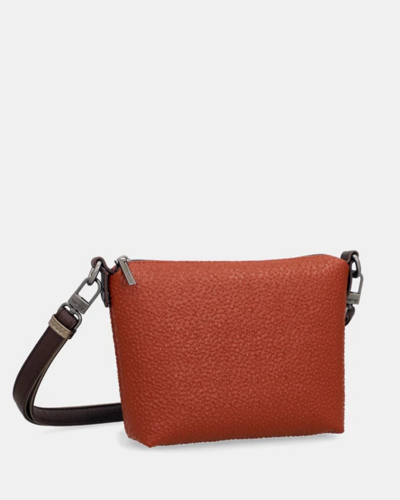 Esta carteira redefine o conceito de versatilidade com uma proposta única: duas carteiras numa só.

A bolsa principal impressiona pelo seu padrão artístico em tons de laranja, verde, bege e terracota, com uma textura trabalhada que evoca o espírito aventureiro e cosmopolita da coleção Odyssey. Os detalhes em metal gunmetal, a corrente com pendente em forma de nuvem e as alças em couro sintético castanho-escuro completam um visual rico e distinto.