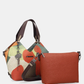 Esta carteira redefine o conceito de versatilidade com uma proposta única: duas carteiras numa só.

A bolsa principal impressiona pelo seu padrão artístico em tons de laranja, verde, bege e terracota, com uma textura trabalhada que evoca o espírito aventureiro e cosmopolita da coleção Odyssey. Os detalhes em metal gunmetal, a corrente com pendente em forma de nuvem e as alças em couro sintético castanho-escuro completam um visual rico e distinto.