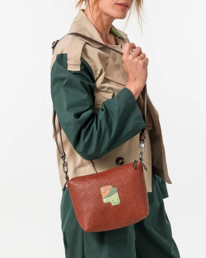 Esta carteira redefine o conceito de versatilidade com uma proposta única: duas carteiras numa só.

A bolsa principal impressiona pelo seu padrão artístico em tons de laranja, verde, bege e terracota, com uma textura trabalhada que evoca o espírito aventureiro e cosmopolita da coleção Odyssey. Os detalhes em metal gunmetal, a corrente com pendente em forma de nuvem e as alças em couro sintético castanho-escuro completam um visual rico e distinto.