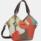 Esta carteira redefine o conceito de versatilidade com uma proposta única: duas carteiras numa só.

A bolsa principal impressiona pelo seu padrão artístico em tons de laranja, verde, bege e terracota, com uma textura trabalhada que evoca o espírito aventureiro e cosmopolita da coleção Odyssey. Os detalhes em metal gunmetal, a corrente com pendente em forma de nuvem e as alças em couro sintético castanho-escuro completam um visual rico e distinto.