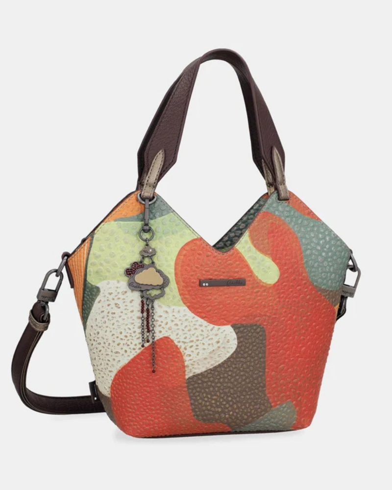 Esta carteira redefine o conceito de versatilidade com uma proposta única: duas carteiras numa só.

A bolsa principal impressiona pelo seu padrão artístico em tons de laranja, verde, bege e terracota, com uma textura trabalhada que evoca o espírito aventureiro e cosmopolita da coleção Odyssey. Os detalhes em metal gunmetal, a corrente com pendente em forma de nuvem e as alças em couro sintético castanho-escuro completam um visual rico e distinto.