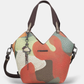 Esta carteira redefine o conceito de versatilidade com uma proposta única: duas carteiras numa só.

A bolsa principal impressiona pelo seu padrão artístico em tons de laranja, verde, bege e terracota, com uma textura trabalhada que evoca o espírito aventureiro e cosmopolita da coleção Odyssey. Os detalhes em metal gunmetal, a corrente com pendente em forma de nuvem e as alças em couro sintético castanho-escuro completam um visual rico e distinto.