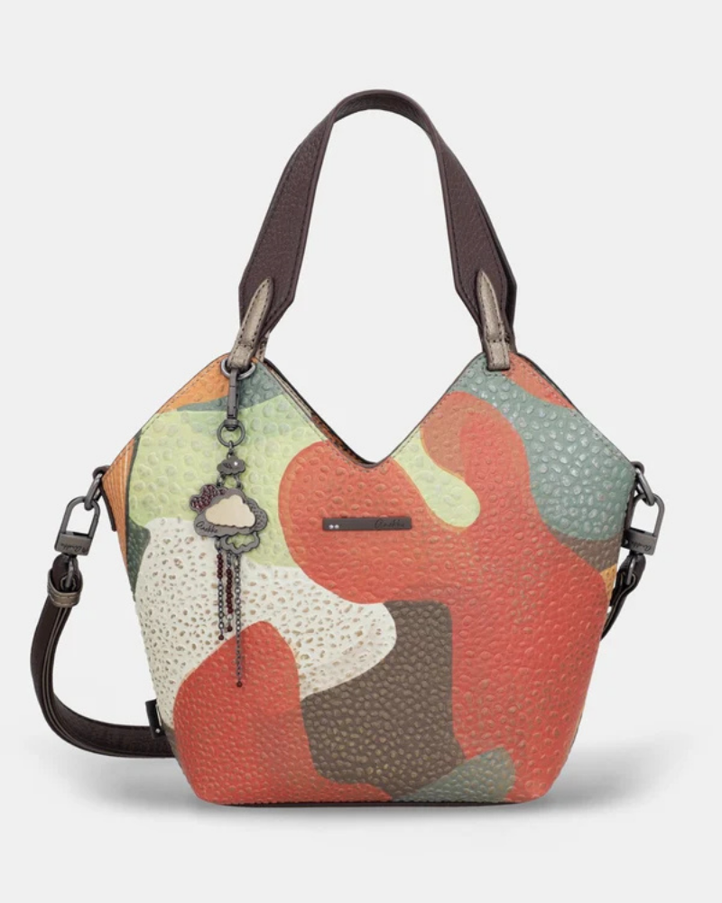 Esta carteira redefine o conceito de versatilidade com uma proposta única: duas carteiras numa só.

A bolsa principal impressiona pelo seu padrão artístico em tons de laranja, verde, bege e terracota, com uma textura trabalhada que evoca o espírito aventureiro e cosmopolita da coleção Odyssey. Os detalhes em metal gunmetal, a corrente com pendente em forma de nuvem e as alças em couro sintético castanho-escuro completam um visual rico e distinto.