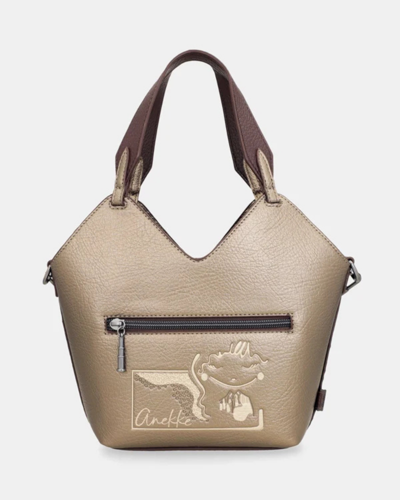 Esta carteira redefine o conceito de versatilidade com uma proposta única: duas carteiras numa só.

A bolsa principal impressiona pelo seu padrão artístico em tons de laranja, verde, bege e terracota, com uma textura trabalhada que evoca o espírito aventureiro e cosmopolita da coleção Odyssey. Os detalhes em metal gunmetal, a corrente com pendente em forma de nuvem e as alças em couro sintético castanho-escuro completam um visual rico e distinto.