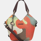 Esta carteira redefine o conceito de versatilidade com uma proposta única: duas carteiras numa só.

A bolsa principal impressiona pelo seu padrão artístico em tons de laranja, verde, bege e terracota, com uma textura trabalhada que evoca o espírito aventureiro e cosmopolita da coleção Odyssey. Os detalhes em metal gunmetal, a corrente com pendente em forma de nuvem e as alças em couro sintético castanho-escuro completam um visual rico e distinto.
