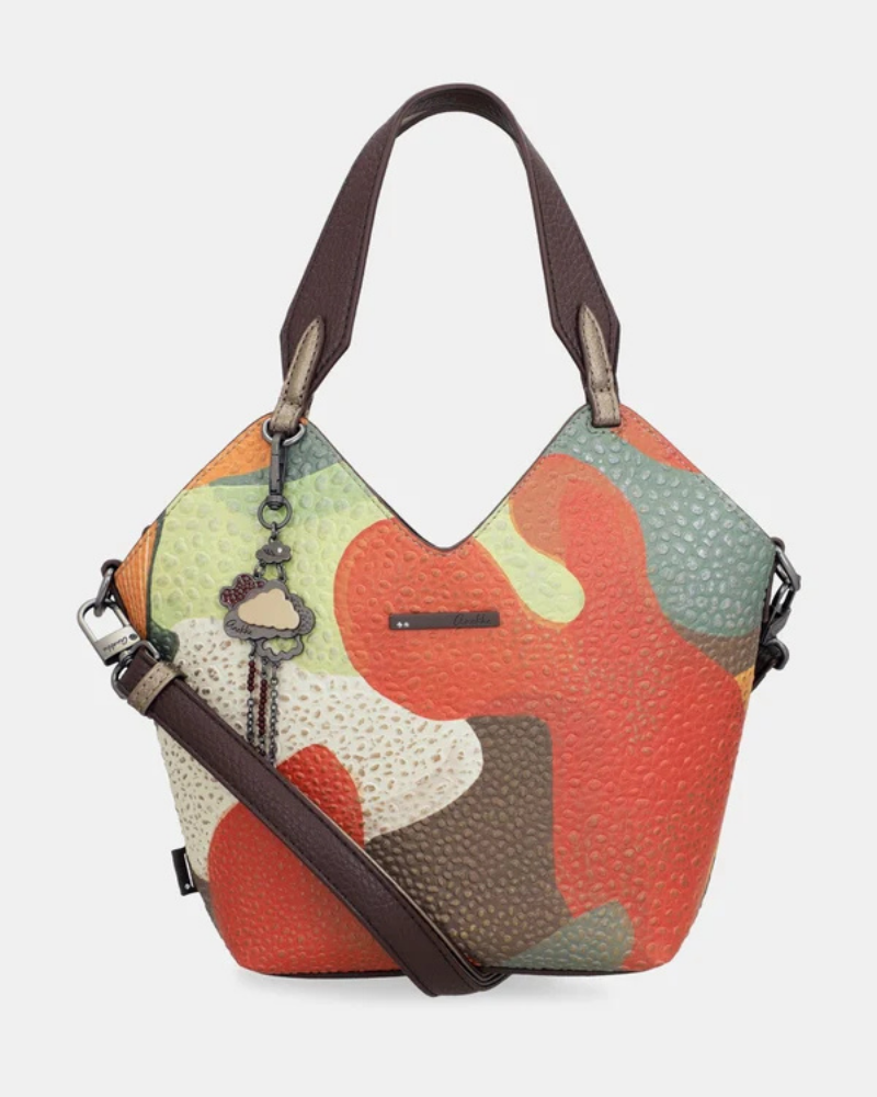Esta carteira redefine o conceito de versatilidade com uma proposta única: duas carteiras numa só.

A bolsa principal impressiona pelo seu padrão artístico em tons de laranja, verde, bege e terracota, com uma textura trabalhada que evoca o espírito aventureiro e cosmopolita da coleção Odyssey. Os detalhes em metal gunmetal, a corrente com pendente em forma de nuvem e as alças em couro sintético castanho-escuro completam um visual rico e distinto.