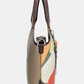 Esta carteira redefine o conceito de versatilidade com uma proposta única: duas carteiras numa só.

A bolsa principal impressiona pelo seu padrão artístico em tons de laranja, verde, bege e terracota, com uma textura trabalhada que evoca o espírito aventureiro e cosmopolita da coleção Odyssey. Os detalhes em metal gunmetal, a corrente com pendente em forma de nuvem e as alças em couro sintético castanho-escuro completam um visual rico e distinto.