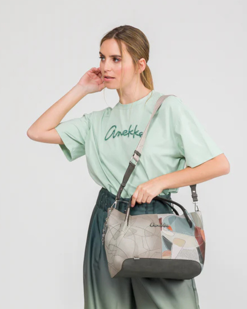 A carteira Auralis é a companheira perfeita para quem procura versatilidade sem comprometer o estilo.

Com um design contemporâneo que combina tons neutros e detalhes coloridos, esta peça destaca-se pela sua construção em materiais de qualidade premium e acabamentos cuidados. As alças curtas permitem um transporte confortável à mão, adaptando-se facilmente ao seu dia a dia, seja num encontro casual ou numa ocasião mais formal.