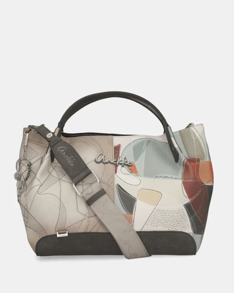 A carteira Auralis é a companheira perfeita para quem procura versatilidade sem comprometer o estilo.

Com um design contemporâneo que combina tons neutros e detalhes coloridos, esta peça destaca-se pela sua construção em materiais de qualidade premium e acabamentos cuidados. As alças curtas permitem um transporte confortável à mão, adaptando-se facilmente ao seu dia a dia, seja num encontro casual ou numa ocasião mais formal.