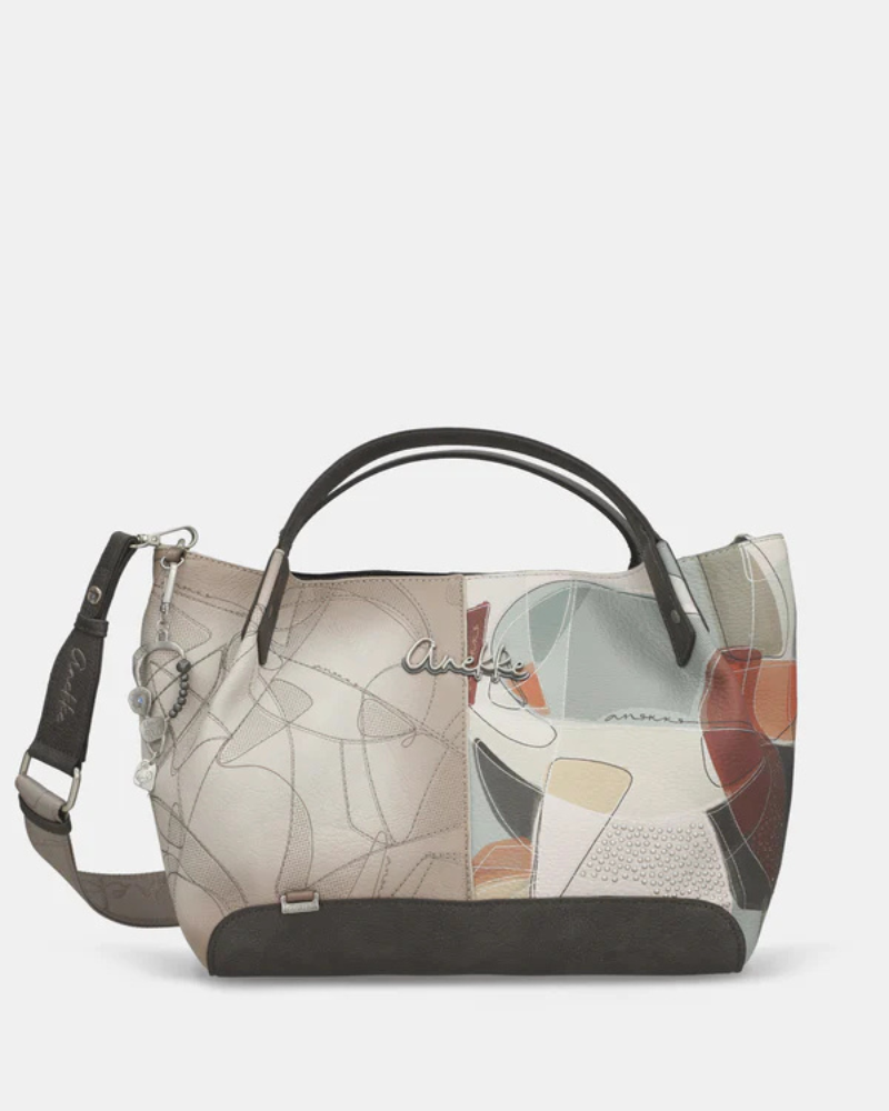 A carteira Auralis é a companheira perfeita para quem procura versatilidade sem comprometer o estilo.

Com um design contemporâneo que combina tons neutros e detalhes coloridos, esta peça destaca-se pela sua construção em materiais de qualidade premium e acabamentos cuidados. As alças curtas permitem um transporte confortável à mão, adaptando-se facilmente ao seu dia a dia, seja num encontro casual ou numa ocasião mais formal.