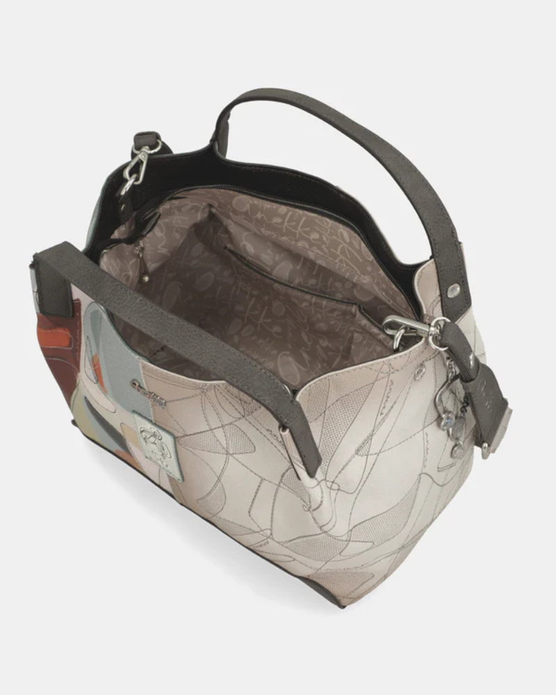 A carteira Auralis é a companheira perfeita para quem procura versatilidade sem comprometer o estilo.

Com um design contemporâneo que combina tons neutros e detalhes coloridos, esta peça destaca-se pela sua construção em materiais de qualidade premium e acabamentos cuidados. As alças curtas permitem um transporte confortável à mão, adaptando-se facilmente ao seu dia a dia, seja num encontro casual ou numa ocasião mais formal.