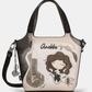 Uma carteira que transforma a paixão pela música numa peça de moda inconfundível.

O seu padrão ilustrado apresenta a icónica personagem Anekke como maestrina, rodeada por um violoncelo, notas musicais e detalhes em tons de cinzento, branco e nude, criando uma composição visual sofisticada e cheia de personalidade. 