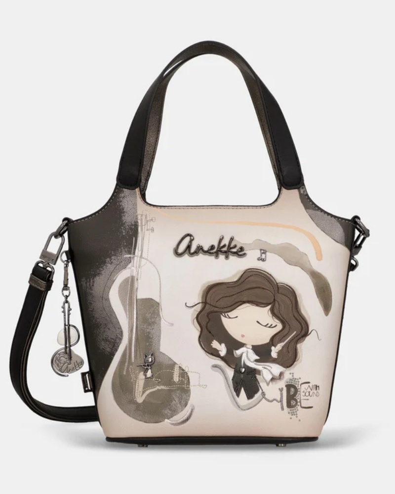 Uma carteira que transforma a paixão pela música numa peça de moda inconfundível.

O seu padrão ilustrado apresenta a icónica personagem Anekke como maestrina, rodeada por um violoncelo, notas musicais e detalhes em tons de cinzento, branco e nude, criando uma composição visual sofisticada e cheia de personalidade. 