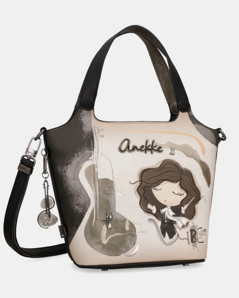 Uma carteira que transforma a paixão pela música numa peça de moda inconfundível.

O seu padrão ilustrado apresenta a icónica personagem Anekke como maestrina, rodeada por um violoncelo, notas musicais e detalhes em tons de cinzento, branco e nude, criando uma composição visual sofisticada e cheia de personalidade. 