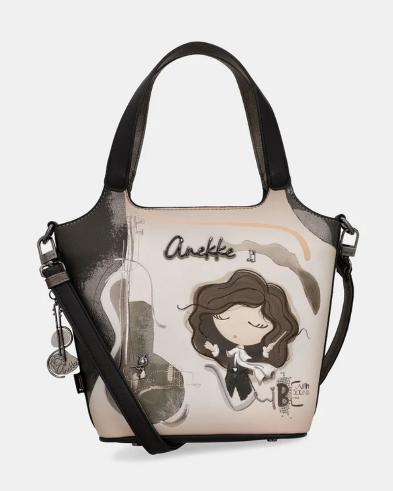 Uma carteira que transforma a paixão pela música numa peça de moda inconfundível.

O seu padrão ilustrado apresenta a icónica personagem Anekke como maestrina, rodeada por um violoncelo, notas musicais e detalhes em tons de cinzento, branco e nude, criando uma composição visual sofisticada e cheia de personalidade. 