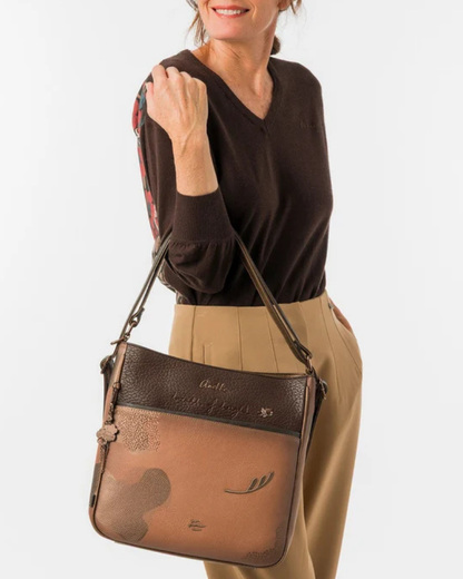 Esta é a peça perfeita para a mulher que valoriza versatilidade sem abrir mão do estilo.

Com um design bicolor que combina caramelo e castanho escuro, esta bolsa destaca-se pelos detalhes em relevo inspirados na coleção Voyage — motivos florais, silhuetas femininas e a inconfundível assinatura da marca gravada no material — conferindo-lhe uma personalidade única e intemporalmente sofisticada.
