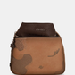 Esta é a peça perfeita para a mulher que valoriza versatilidade sem abrir mão do estilo.

Com um design bicolor que combina caramelo e castanho escuro, esta bolsa destaca-se pelos detalhes em relevo inspirados na coleção Voyage — motivos florais, silhuetas femininas e a inconfundível assinatura da marca gravada no material — conferindo-lhe uma personalidade única e intemporalmente sofisticada.