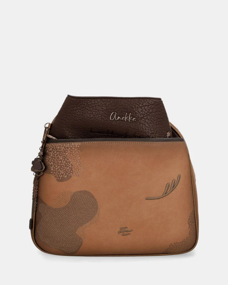 Esta é a peça perfeita para a mulher que valoriza versatilidade sem abrir mão do estilo.

Com um design bicolor que combina caramelo e castanho escuro, esta bolsa destaca-se pelos detalhes em relevo inspirados na coleção Voyage — motivos florais, silhuetas femininas e a inconfundível assinatura da marca gravada no material — conferindo-lhe uma personalidade única e intemporalmente sofisticada.