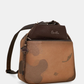 Esta é a peça perfeita para a mulher que valoriza versatilidade sem abrir mão do estilo.

Com um design bicolor que combina caramelo e castanho escuro, esta bolsa destaca-se pelos detalhes em relevo inspirados na coleção Voyage — motivos florais, silhuetas femininas e a inconfundível assinatura da marca gravada no material — conferindo-lhe uma personalidade única e intemporalmente sofisticada.