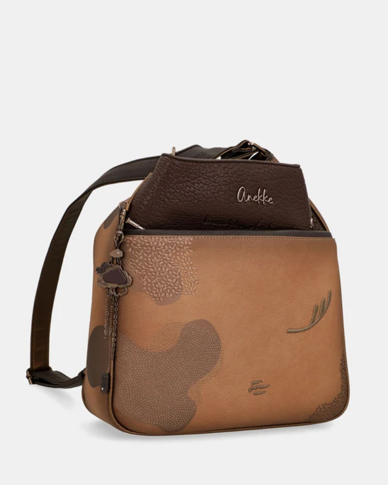 Esta é a peça perfeita para a mulher que valoriza versatilidade sem abrir mão do estilo.

Com um design bicolor que combina caramelo e castanho escuro, esta bolsa destaca-se pelos detalhes em relevo inspirados na coleção Voyage — motivos florais, silhuetas femininas e a inconfundível assinatura da marca gravada no material — conferindo-lhe uma personalidade única e intemporalmente sofisticada.