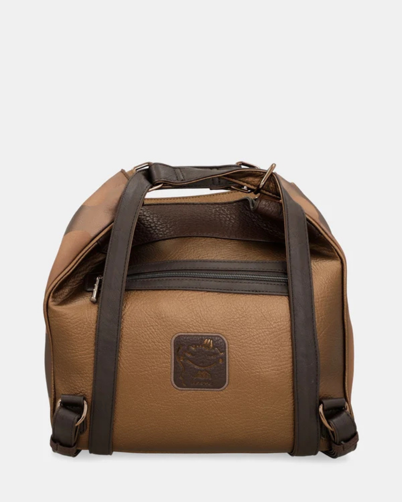 Esta é a peça perfeita para a mulher que valoriza versatilidade sem abrir mão do estilo.

Com um design bicolor que combina caramelo e castanho escuro, esta bolsa destaca-se pelos detalhes em relevo inspirados na coleção Voyage — motivos florais, silhuetas femininas e a inconfundível assinatura da marca gravada no material — conferindo-lhe uma personalidade única e intemporalmente sofisticada.