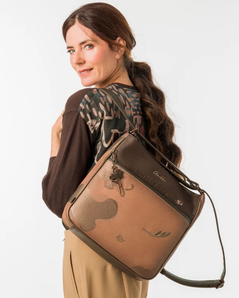 Esta é a peça perfeita para a mulher que valoriza versatilidade sem abrir mão do estilo.

Com um design bicolor que combina caramelo e castanho escuro, esta bolsa destaca-se pelos detalhes em relevo inspirados na coleção Voyage — motivos florais, silhuetas femininas e a inconfundível assinatura da marca gravada no material — conferindo-lhe uma personalidade única e intemporalmente sofisticada.