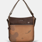 Esta é a peça perfeita para a mulher que valoriza versatilidade sem abrir mão do estilo.

Com um design bicolor que combina caramelo e castanho escuro, esta bolsa destaca-se pelos detalhes em relevo inspirados na coleção Voyage — motivos florais, silhuetas femininas e a inconfundível assinatura da marca gravada no material — conferindo-lhe uma personalidade única e intemporalmente sofisticada.