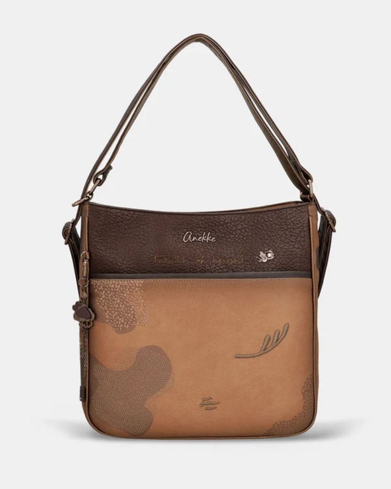 Esta é a peça perfeita para a mulher que valoriza versatilidade sem abrir mão do estilo.

Com um design bicolor que combina caramelo e castanho escuro, esta bolsa destaca-se pelos detalhes em relevo inspirados na coleção Voyage — motivos florais, silhuetas femininas e a inconfundível assinatura da marca gravada no material — conferindo-lhe uma personalidade única e intemporalmente sofisticada.