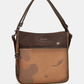 Esta é a peça perfeita para a mulher que valoriza versatilidade sem abrir mão do estilo.

Com um design bicolor que combina caramelo e castanho escuro, esta bolsa destaca-se pelos detalhes em relevo inspirados na coleção Voyage — motivos florais, silhuetas femininas e a inconfundível assinatura da marca gravada no material — conferindo-lhe uma personalidade única e intemporalmente sofisticada.