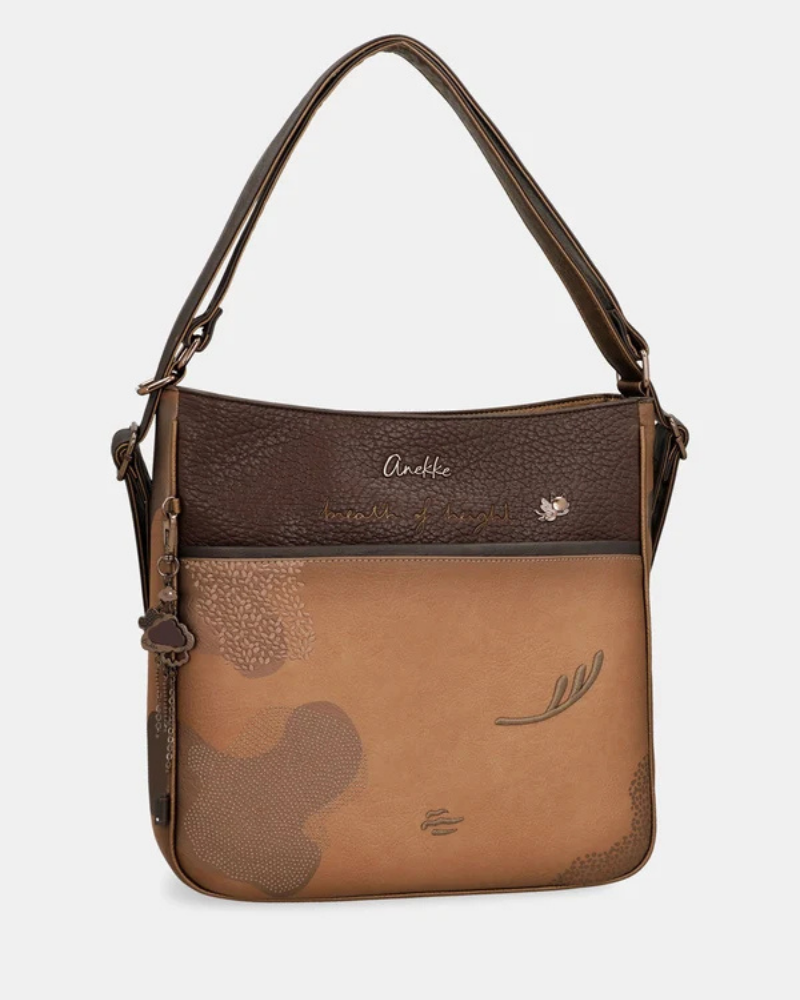 Esta é a peça perfeita para a mulher que valoriza versatilidade sem abrir mão do estilo.

Com um design bicolor que combina caramelo e castanho escuro, esta bolsa destaca-se pelos detalhes em relevo inspirados na coleção Voyage — motivos florais, silhuetas femininas e a inconfundível assinatura da marca gravada no material — conferindo-lhe uma personalidade única e intemporalmente sofisticada.