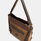 Esta é a peça perfeita para a mulher que valoriza versatilidade sem abrir mão do estilo.

Com um design bicolor que combina caramelo e castanho escuro, esta bolsa destaca-se pelos detalhes em relevo inspirados na coleção Voyage — motivos florais, silhuetas femininas e a inconfundível assinatura da marca gravada no material — conferindo-lhe uma personalidade única e intemporalmente sofisticada.