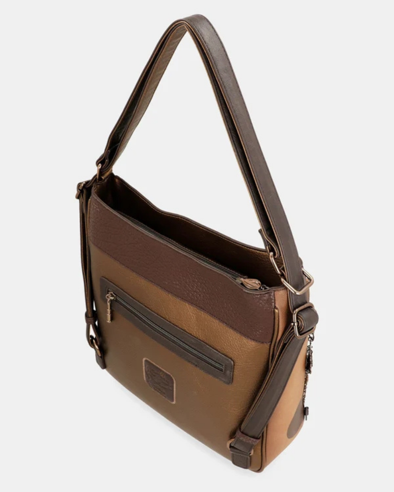 Esta é a peça perfeita para a mulher que valoriza versatilidade sem abrir mão do estilo.

Com um design bicolor que combina caramelo e castanho escuro, esta bolsa destaca-se pelos detalhes em relevo inspirados na coleção Voyage — motivos florais, silhuetas femininas e a inconfundível assinatura da marca gravada no material — conferindo-lhe uma personalidade única e intemporalmente sofisticada.