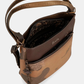 Esta é a peça perfeita para a mulher que valoriza versatilidade sem abrir mão do estilo.

Com um design bicolor que combina caramelo e castanho escuro, esta bolsa destaca-se pelos detalhes em relevo inspirados na coleção Voyage — motivos florais, silhuetas femininas e a inconfundível assinatura da marca gravada no material — conferindo-lhe uma personalidade única e intemporalmente sofisticada.