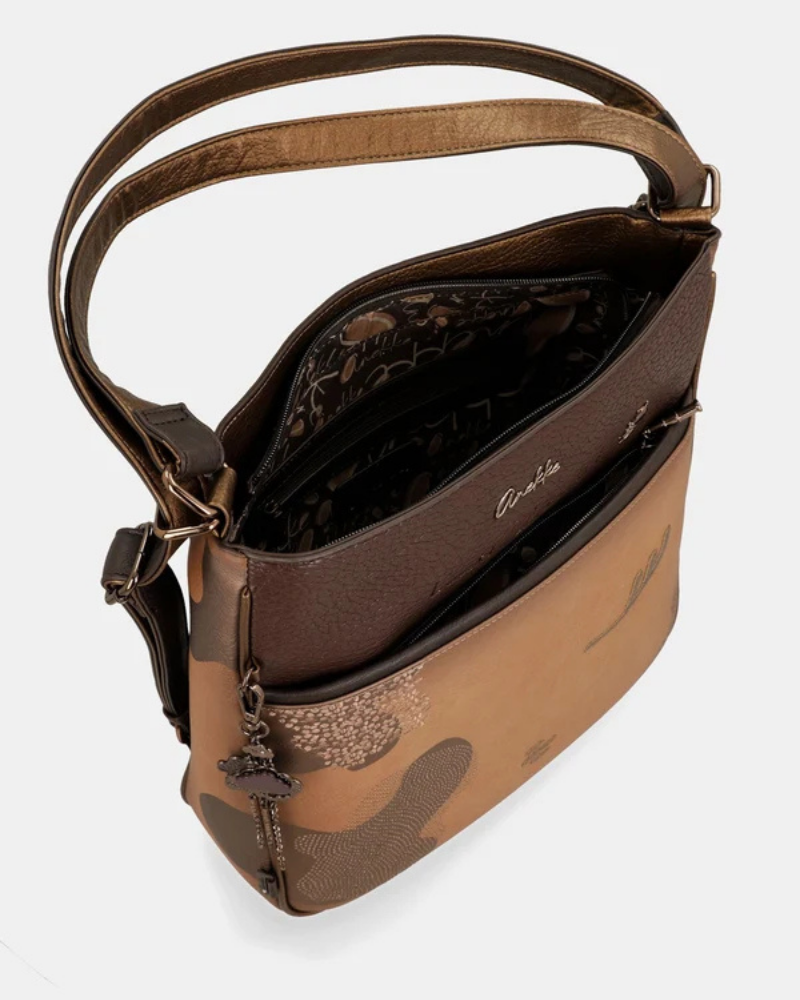 Esta é a peça perfeita para a mulher que valoriza versatilidade sem abrir mão do estilo.

Com um design bicolor que combina caramelo e castanho escuro, esta bolsa destaca-se pelos detalhes em relevo inspirados na coleção Voyage — motivos florais, silhuetas femininas e a inconfundível assinatura da marca gravada no material — conferindo-lhe uma personalidade única e intemporalmente sofisticada.